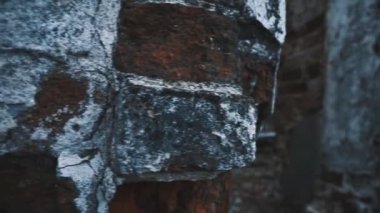 Eski bina kırmızı tuğla duvarlar donmuş gölün ortasında imha