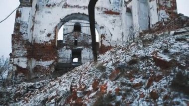 Eski orthodoxal katedral bina, tuğla yığınları kalıntıları karla kaplı