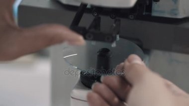 Kadın optimetritian makine ölçme yuvarlak objektif koymak