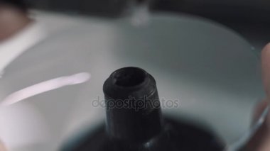 Cam lens düşünüp optimetrist makine ölçme ve ağaç nokta koymak
