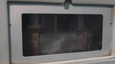 Makine su splaches küçük odası behinde cam kesme lens