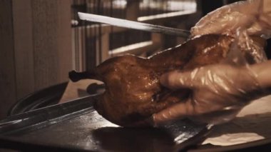 Eller pişirme Şef carves Çin çanak kavrulmuş duck ile büyük bıçak