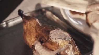 Eller pişirme Şef carves Çin mutfak kavrulmuş duck ile büyük bıçak