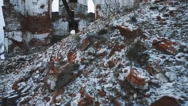 Antiguo edificio de la catedral ortodoxa abandonado, montones de ladrillos cubiertos de nieve — Vídeo de stock