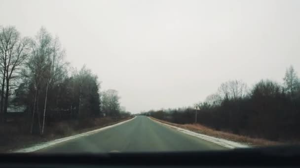 Dashcam vue, voiture se déplaçant sur l'asphalte campagne route à travers la forêt — Video