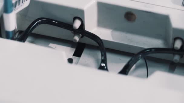 Cadre de lunettes en plastique noir dans la machine de mesure opticien — Video