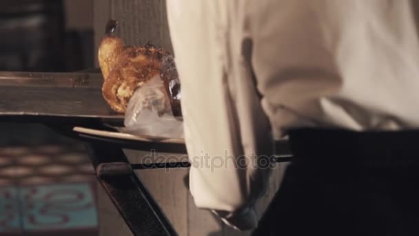 Číšník muž vloží deska s pečená kachna na stoličce v čínské restauraci — Stock video