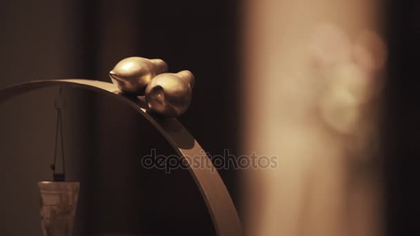 两个金属情侣鸟和莲花花花束室内装饰物 — 图库视频影像