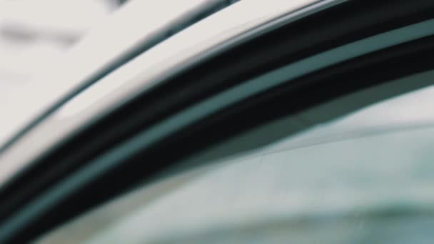 Männliche Hand übergibt SD-Speicherkarte an Autofahrerin durch geöffnetes Autofenster — Stockvideo