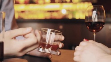 Alkollü içecekler üzerinde tartışma tarihte çift eller