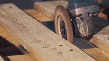 Açı değirmeni ahşap tahta talaş bir sürü üreten yan karşı ovuşturdu