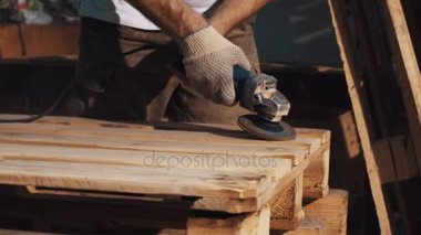 Adam kullanım açı taşlama makinesi ahşap plakalar yapısını düzeltmek için marangoz