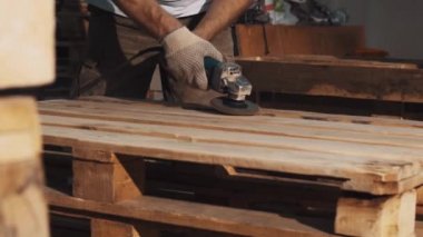 İnsan kullanım açı değirmeni makine ahşap çubukları yapısı pürüzsüz bir marangoz