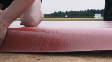 İşçinin kısa filmlerde kırmızı malzeme zımba kullanarak sahne constructuion koyar.