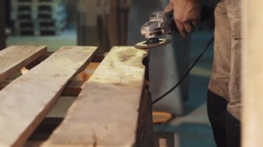 Marangoz adam ahşap plakalar yapısını düzeltmek için açılı taşlama makinesi kullanın