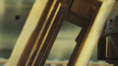 Airbrush atölye ile beyaz boyanmış ahşap palet