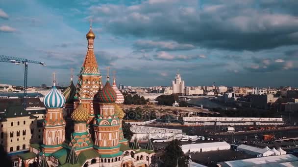 Saint Basils Cathedral schilderachtig panoramisch uitzicht van de stad Moskou — Stockvideo