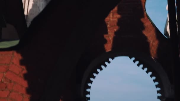 Encima de la muralla de la fortaleza del Kremlin de Moscú. Arco de ladrillo rojo y torre blanca — Vídeos de Stock