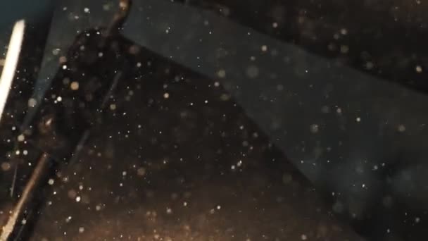 Viele schöne Staubflecken fliegen im warmen Licht der Werkstatt umher — Stockvideo