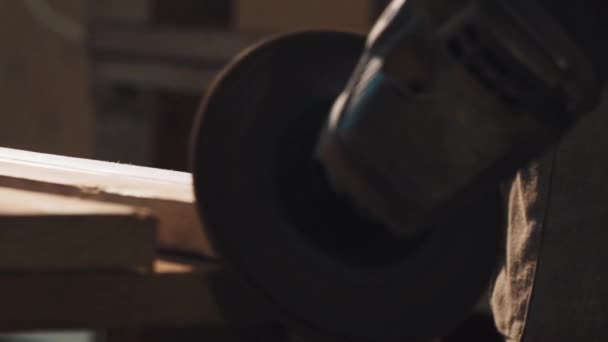 Angle grinder maskin polering på planka i verkstad — Stockvideo
