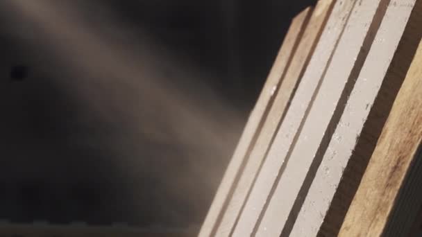 Kompresör atölye beyaz boyanmış ahşap palet — Stok video