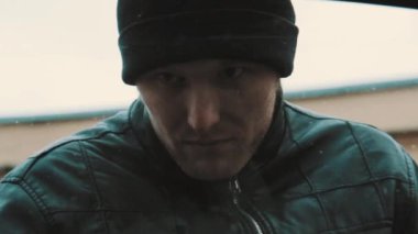 Deri ceketli adamı haydut penceresini açmak için arabada oturan kadın zorlar