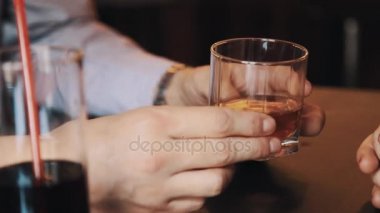 Erkek kadınla konuşurken bardak viski dönüm eller