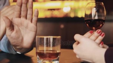 Alkol içerken savunarak tarihte çift eller