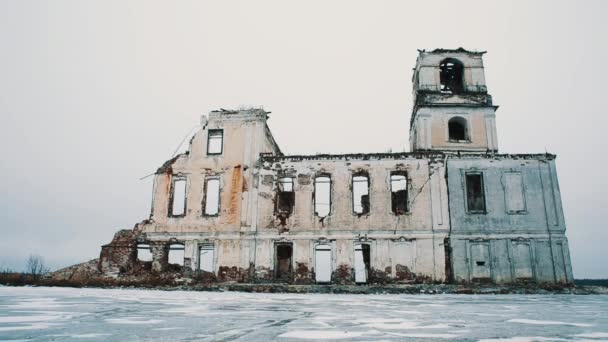 Edificio capilla abandonada en medio del lago congelado cubierto de nieve — Vídeo de stock