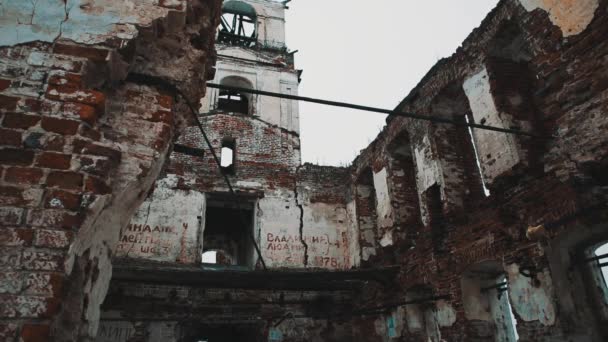 Vnitřní zničených orthodxal církevní červené cihly zdi, studené zamračený den — Stock video