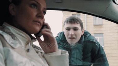 Kızgın genç adam kadın cep telefonunda söz bakarak