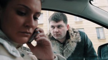 Deri ceketli adamı gangster arabasında oturan kadın penceresini açmak için zorlar