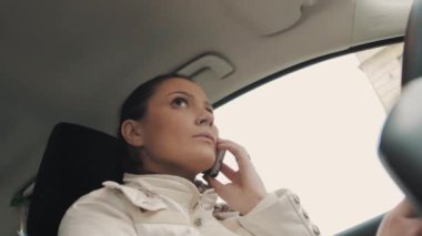 Cep telefonu arabada oturup konuşurken endişeli genç kadın
