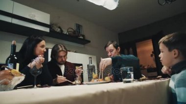 Aile ve arkadaş yemek masası konuşuyor ve yiyor suşi, kutlama