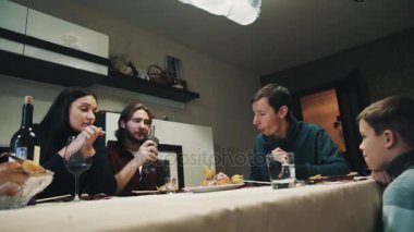 Aile ve arkadaş akşam yemeği masasında alkol içecekler ve suşi, kutlama yiyor