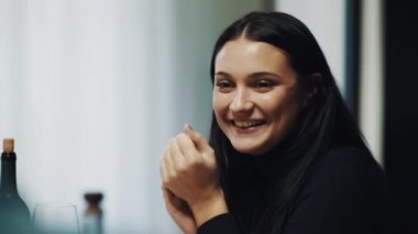 Söz ve yemek masasında gülüyor küçük bit sarhoş genç kadın