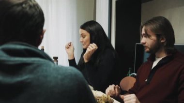 Yemek masasında arkadaşına konuşurken adam ve kadın çift kemikleri