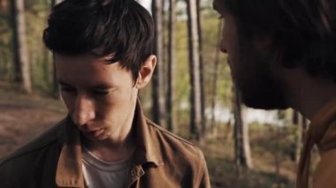 Ormanda kavga ederken adam sakallı arkadaş omzunun kapmak