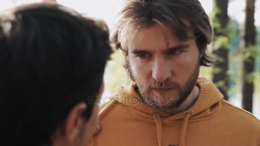 Uzun saçlı kızgın adam orman arkadaşıyla tartışıyor