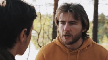 Orman arkadaşıyla uzun saçlı kızgın adam kavgalar