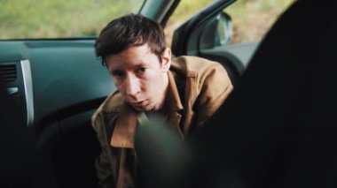 Adam açık havada doğa park edilmiş araba bakış açısı silahı işaret