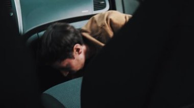 Bakış açısı tabanca adam arabada yöne açık havada doğa Park