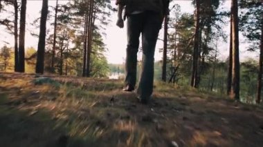 Yalak orman sunset bulvarında göl kenarında yürüyen şehvetliler adam