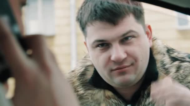 Mobster homem em couro jaqueta forças mulher sentado no carro para abrir a janela — Vídeo de Stock