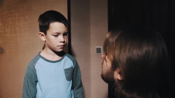 Little kid talks to long haired father in apartment hallway — Stock Video