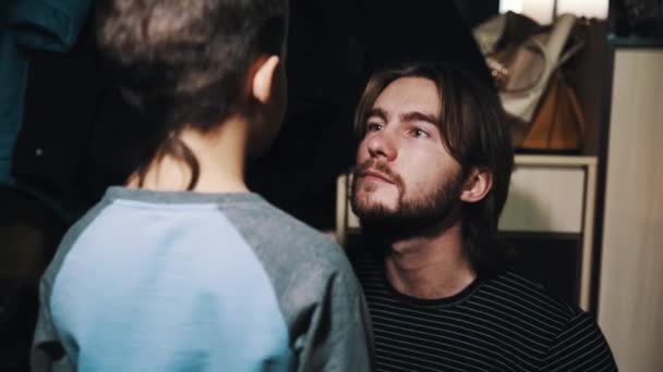Barn son pratar med långhåriga far i lägenhet Hall — Stockvideo