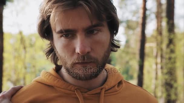 Długie włosy, zły człowiek, kłócił się z przyjacielem w lesie — Wideo stockowe