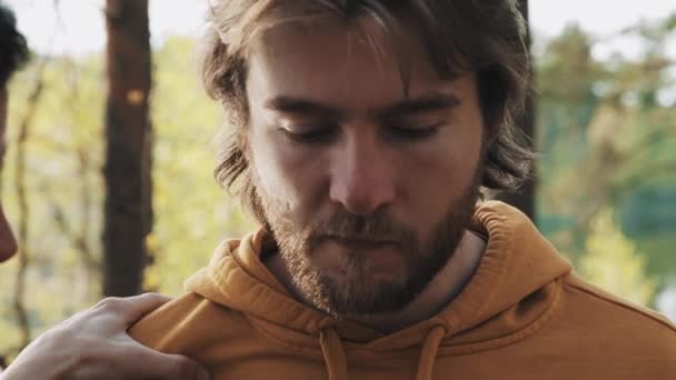 Lung păr furios om certându-se cu un prieten în pădure — Videoclip de stoc