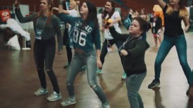 Saint Petersburg, Rusya - 20 Mayıs 2017: Gençler ve çocuklar hareket denetleyicisi eğlence Event'de olan dans