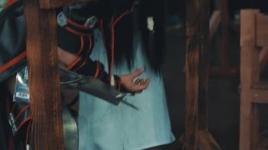 Saint Petersburg, Rusya - 20 Mayıs 2017: Cosplay festival işkence Ortaçağ ahşap pranga aleti